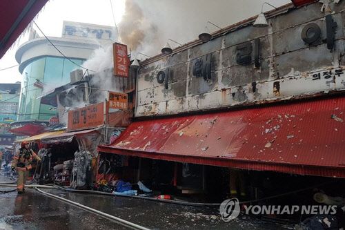 23일 오후 4시 1분께 경기도 의정부시 의정부동에 소재한 의정부 제일시장의 한 점포에서 불이 났다. <연합뉴스>
